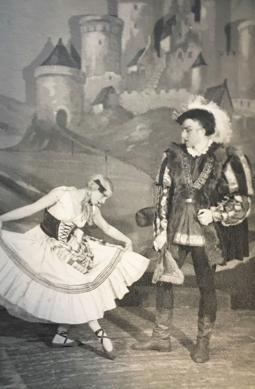 File:Kõks, Kaljo (Giselle – Klaudia Maldutis, Kuramaa hertsog – Kaljo Kõks. Adami „Giselle”. Estonia, 1942, erakogu).jpg